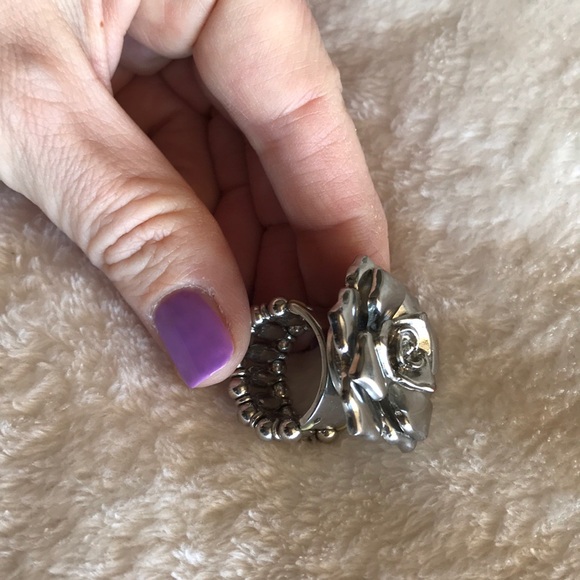 Costume Silver Flower stretch ring - Picture 3 of 3
